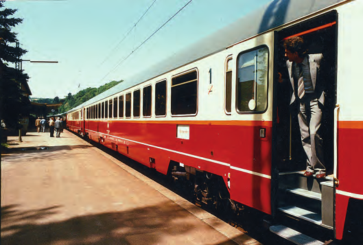 Züge TEE Rheingold 1983 bis 1987, Epoche IVc Apmz 122 - Foto E. Bündgen 46 271 Set 1 Amsterdam-Basel mit 3 Wagen Abteilwagen Avmz 111.1 Abteilwagen Avmz 111.