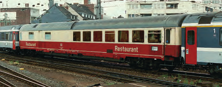 Die authentische Beschriftung der Wagen datiert den Zug in die Zeit ab Sommerfahrplan 1983. Mit der Bestückung der Sets lassen sich mehrere individuelle Züge zusammenstellen.