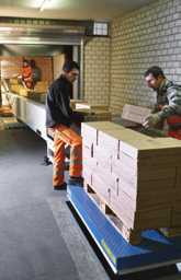 «Blue Arrow Line» bedient 2-mal wöchentlich die Oberrheinterminals Auhafen, Birsfelden, Basel sowie Weil am Rhein,