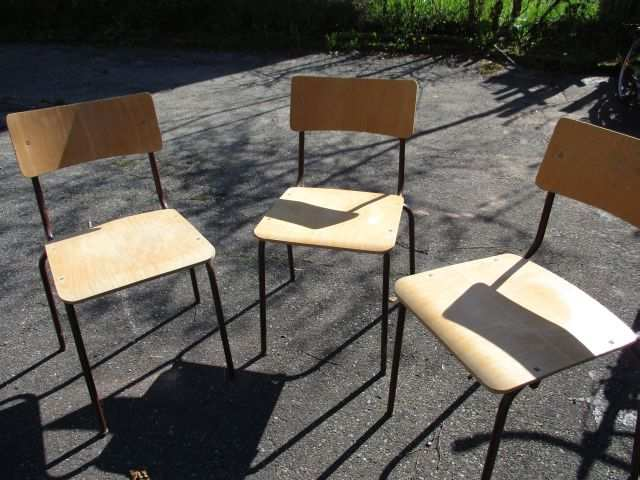 # 0007 Stühle (auch in kleiner Zahl abzugeben) Stühle (auch in kleiner Zahl abzugeben) Metallgestell, Lehne Holz Stückzahl: 14 Lagerung GU Wimberg Oberriedter Str.