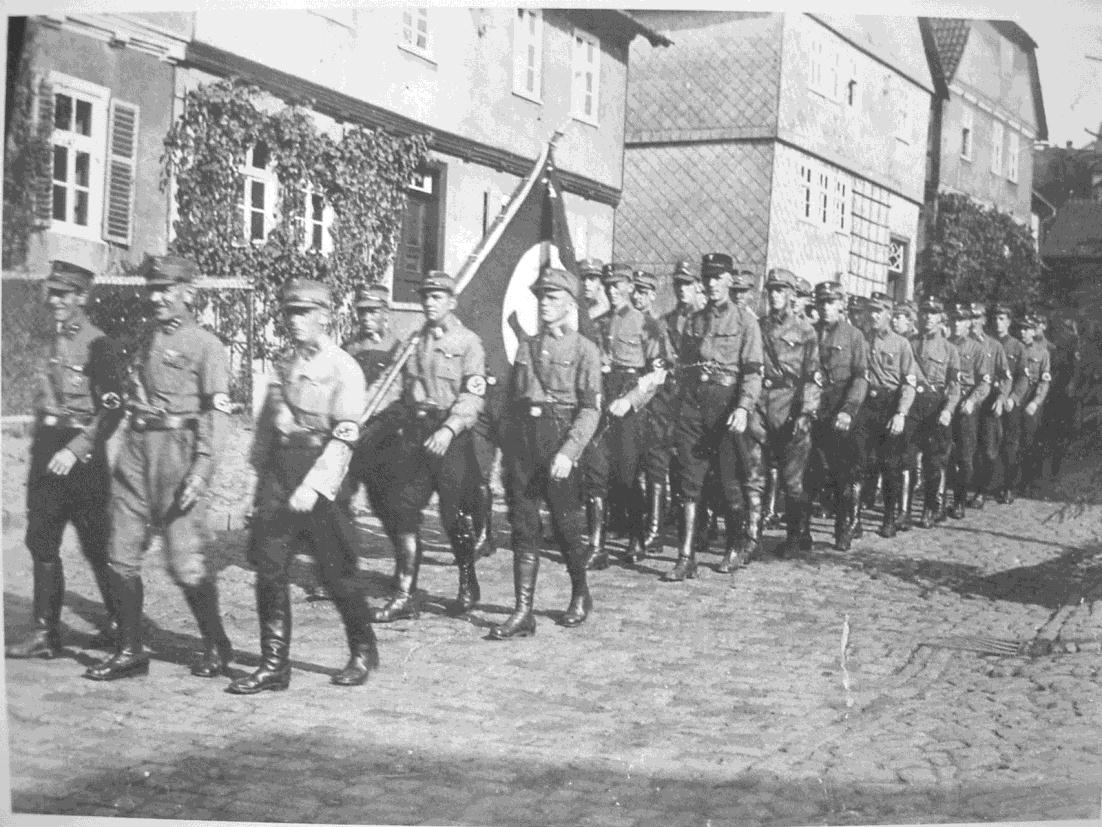 (Archiv der Gedenkstätte Breitenau) SA-Männer marschieren durch