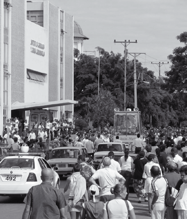 Bis zum Fall des Kommunismus in Osteuropa hatte sich das Regime auf Kuba als atheistisch definiert, öffentliche Äußerungen des Glaubens wie Prozessionen waren überall verboten, alle christlichen