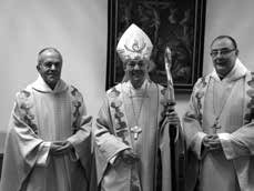 Abt Dominicus, Pater Abraham und Niklas Baust mit seinem Gesellenstück Kongregationsrat in der Abtei Münsterschwarzach Br.