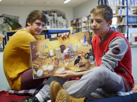 Große lesen für Kleine und bundesweiter Vorlesetag Im November fand zum 3. Mal ein Vorlesetag in der Friedrich-von-Spee-Gesamtschule statt.
