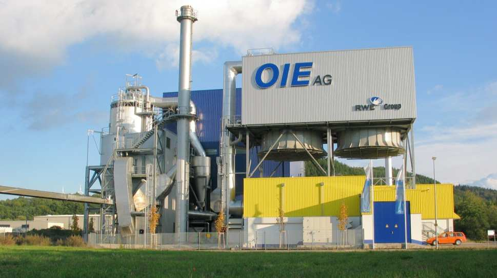 Biomasse-Heizkraftwerk OIE Neubrücke (Deutschland 2002-2003) Wirbelschichtfeuerung für Biomasse und Altholz Erzeugung elektrischer Energie und Fernwärme 30 MW Altholzverbrennung nach 17 BimschV