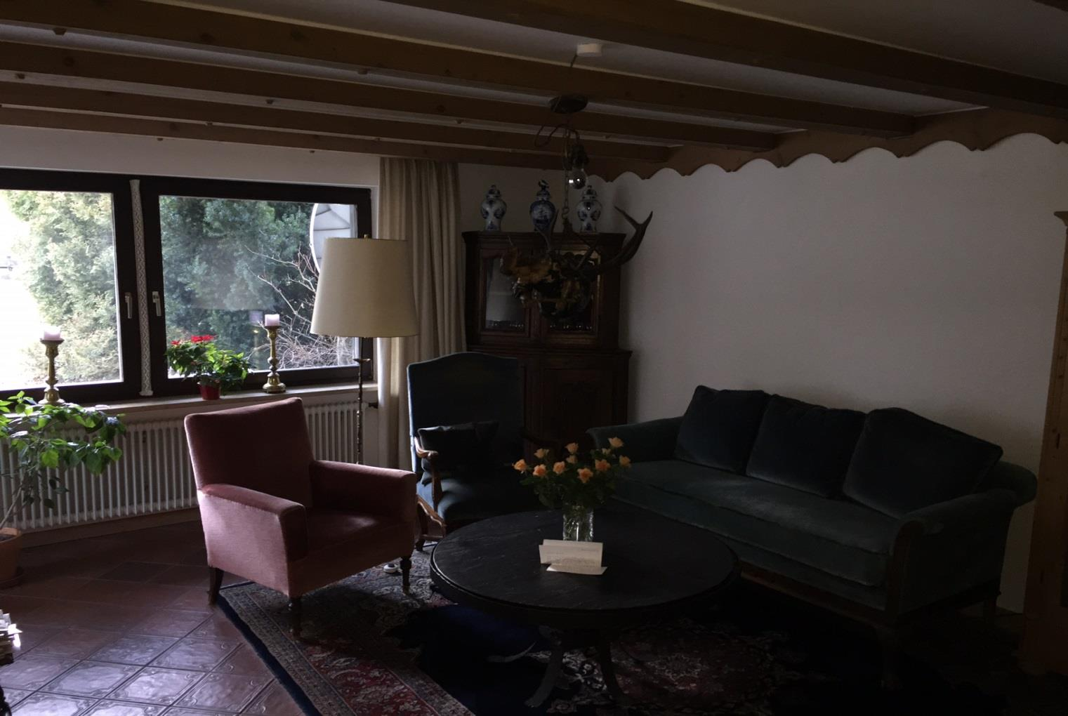 Wohn- und Essbereich sind mit hochwertigen Fliesen ausgelegt. Die Vollholzdecke im Essbereich sowie die Holzbalken im Wohnzimmer geben den Räumen dabei das typisch bayrische Landhausflair.