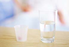 Verabreichen der Medikamente (1) Allgemein: Bei unzuverlässiger Einnahme: Anwesenheit des Pflegepersonal nötig Am besten mit Leitungswasser einnehmen Verweigert ein Patient die Arzneimitteleinnahme: