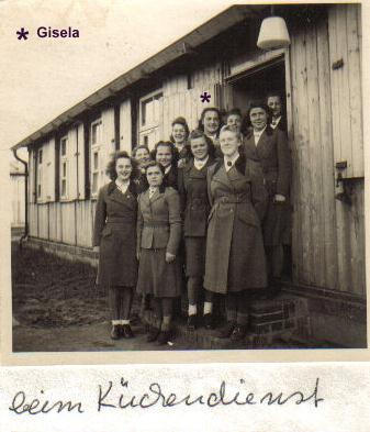 Figuur 18: Gisela Kahler mit Freundinne beim Küchendienst met kombuisdiens. 75 Kahler vertel dat daar in 1943 ŉ groot lugaanval op Stettin was en dat hulle skool en teater vernietig is.