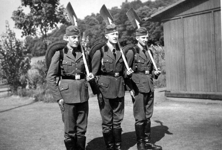 Figuur 19: Arbeitsdienst, drie manne met grawe 84 Helmut Stäcker het Reichs Arbeitsdienst gedoen en is opgeroep op 14 Januarie 1945 om na Driesen-Vordamm aan die Pommernse Poolse grens te gaan.
