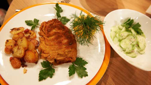 Wiener Schnitzel mit Bratkartoffeln und Gurkensalat von Yvonne Benker- Bahl 2 Eier 25 g Mehl 100 g Butterschmalz 600 g festkochende, kleine Kartoffeln 1 Gemüsezwiebel 100 g gewürfelten Speck