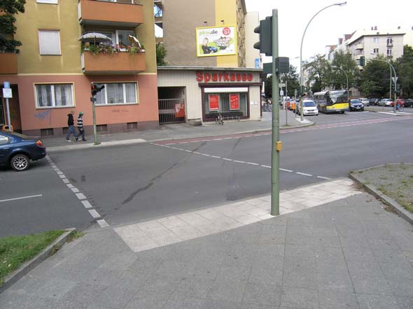 Bild 6-8 LSA Hohenzollerndamm / Uhlandstraße, Wilmersdorf: zur Hälfte Schulwegunfälle, zweimal gehen Kinder bei Rot über die Furt, einmal wird die Furt verbotswidrig mit dem Fahrrad befahren, ein