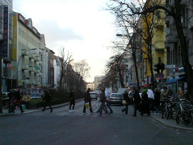 Bild 6-11 Fußgänger queren bei Rot, Karl-Marx-Straße/Fuldastraße,