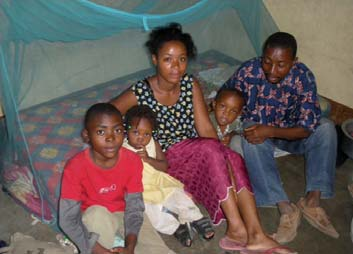 Dezember 2010 Dorothee Rentrop aus Nairobi, Kenia Exemplarisch zeigen die Bilder meinen Kollegen Johnfan bei einem Hausbesuch in einer Familie; das Paar hat selber zwei Kinder und kümmert sich