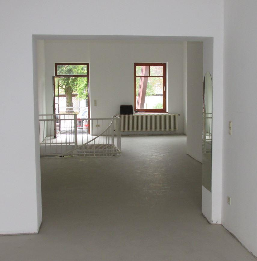 Ausstattung Das Erdgeschoss ist mit je einem Zugang im vorderen und hinteren Bereich der Fläche ausgestattet.