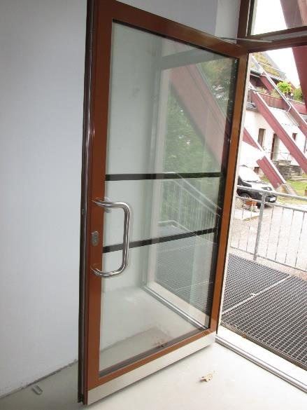 Ausstattung Das Gesamtobjekt ist mit isolierverglasteten Fenstern ausgestattet. Die drei Eingangstüren wurden 2015 durch Aluminium-Türen mit Sicherheitsverglasung und 5-fach Verriegelung ersetzt.