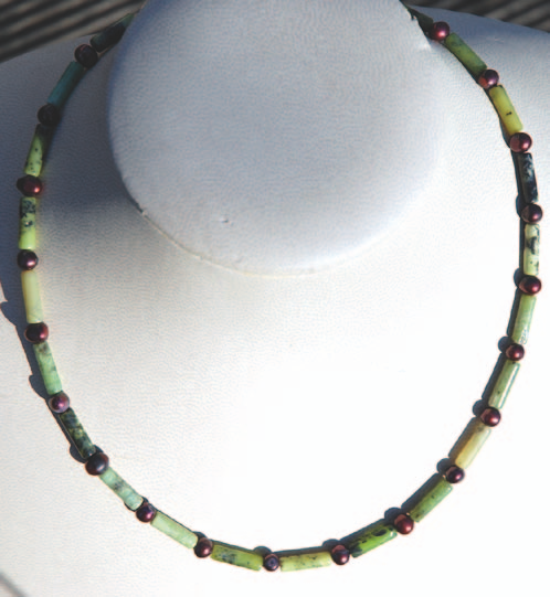 98: Halskette mit bunter gefärbter Lava und