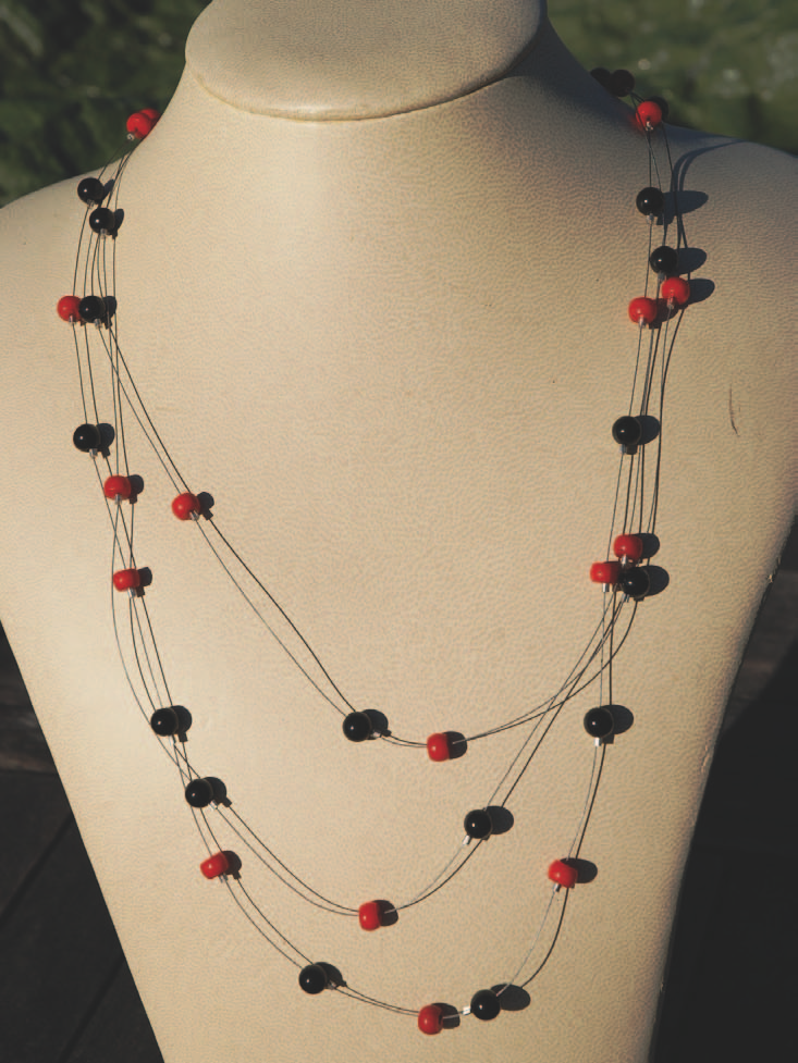 Nr. 40: dreireihige filigrane Halskette mit Koralle rot und Onyx, 925 Silber Crimps und