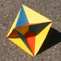 Hans Walser: Modell der Minimalfläche im Oktaeder 6/9 Die folgende Abbildung zeigt das fertige Modell. Modell 5 Technisches Der Zusammenbau der Bauteile ist nicht ganz einfach.