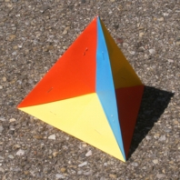 Modell der Minimalfläche des Tetraeders 5. Kollapsmodell Beim Oktaeder und beim Tetraeder haben wir dieselben vier Pyramiden.