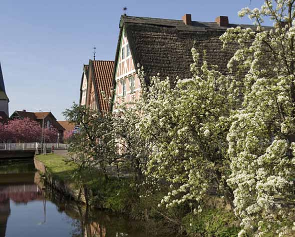 Im Traditionshaus Altes Land kehren wir im idyllischen Jork zum gemeinsamen deftigen Mittagessen ein.