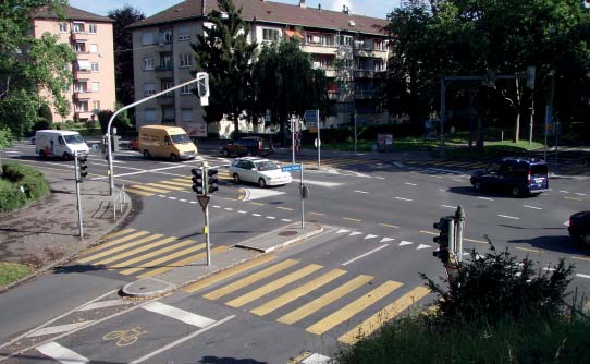 Langsamverkehr Kreuzung Rosengarten Zusätzliche Fussgängerquerung mit Mittelinsel bei der Bushaltestelle Schönburg Velostreifen am Aargauerstalden im