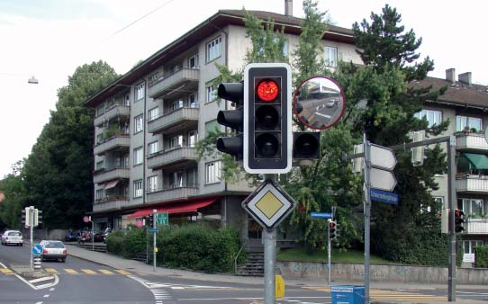 Montage von insgesamt 111 Spiegel an 45 Kreuzungen mit Lichtsignalanlagen Erhöhung der Verkehrssicherheit, indem die Spiegel den