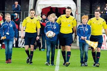 Seite zurück erste Seite Breite Vollbild Höhe Inhaltsverzeichnis letzte Seite Seite vor 23 Gruppen Vereine Verbände Eintracht mit 123 Jugendfußballern beim VfL Osnabrück fjd Neuenkirchen Auf ein