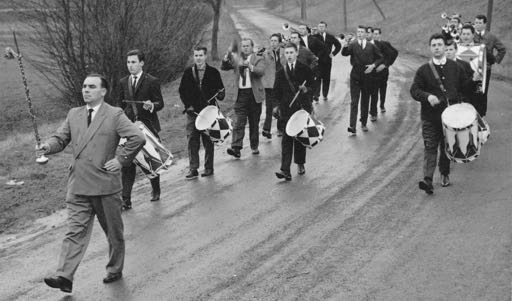 Der Fanfarenzug beim Straßenspiel auf der alten B49 im Frühjahr 1964 Danach durften die blauen Feuerwehruniformen