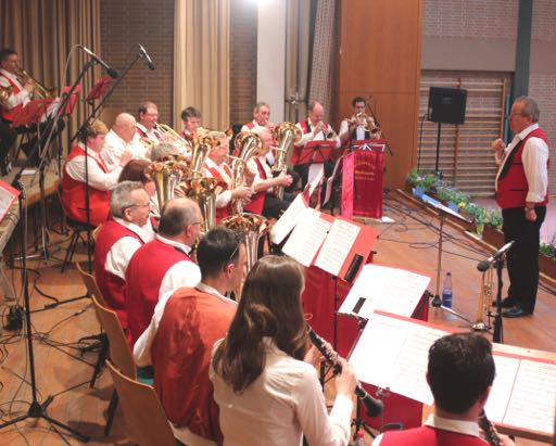 Soziale Tätigkeiten Seit 1987 ist der Musikverein bemüht, jährlich mindestens einmal in einer Senioreneinrichtung in Gießen oder Umgebung mit der Blaskapelle aufzutreten und die alten Menschen mit
