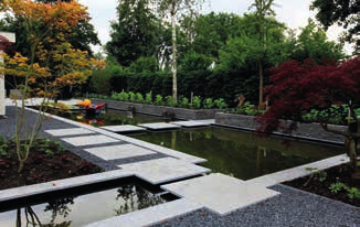 Ein Gartenteich spielt dabei eine entscheidende Rolle, weil er Ruhe ausstrahlt und außerdem schön anzusehen ist.