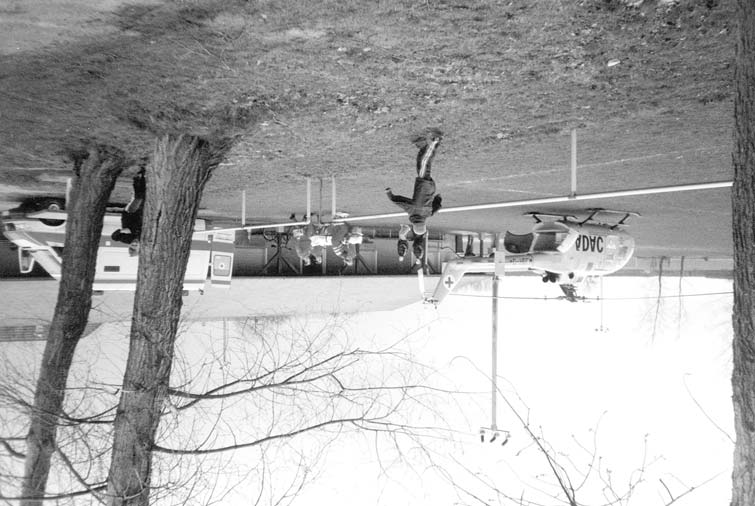 1999/2000 Wie begehrt unser Sportplatz war zeigen die folgenden Bilder Unser Sportplatz als Landeplatz für einen Rettungshubschrauber nach einem Verkehrsunfall in Möglenz Was macht ein Radlader auf