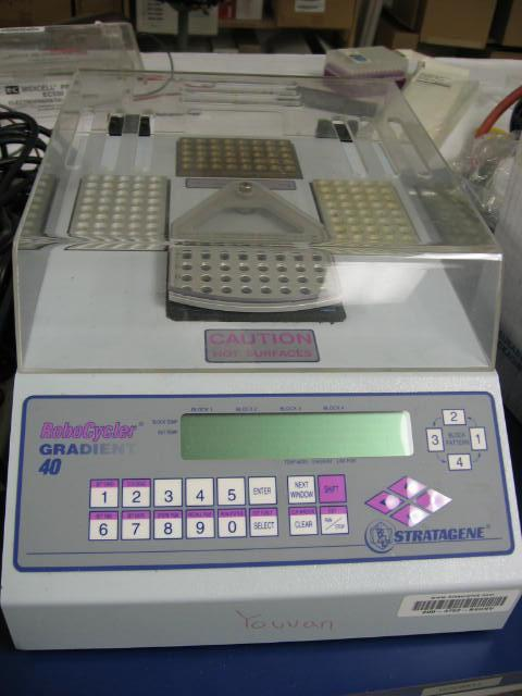 PCR-Gerät Schutzhaube Heizblöcke Steuerungseinheit PCR findet in einem Gerät, das THERMO CYCLER genannt wird,