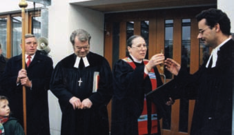 die gemeinsame Jugendarbeit, den Predigttausch und jetzt die interimsweise Pfarramtsführung durch Pfarrerin Buck. Pfarrerin Kittlaus wurde nun mit der ersten Pfarrstelle in Unterschleißheim betraut.