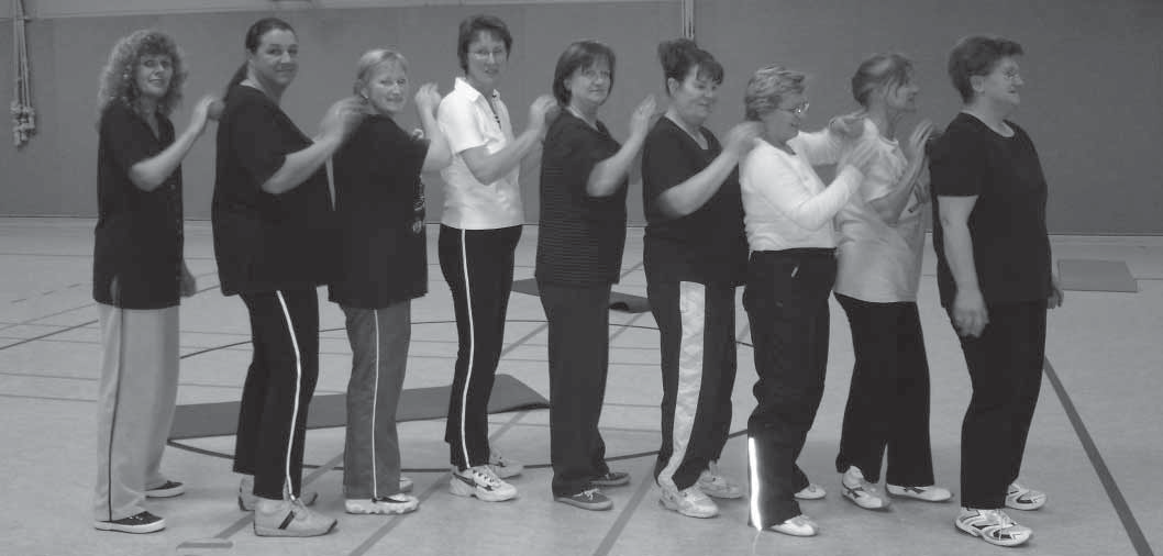Die Gynastik-Turngruppe mit Übungsleiterin Birgit Multhaupt (dritte von links). Leider fehlen sehr viele Teil nehmerinnen mund nebst Westfalenpark besucht.