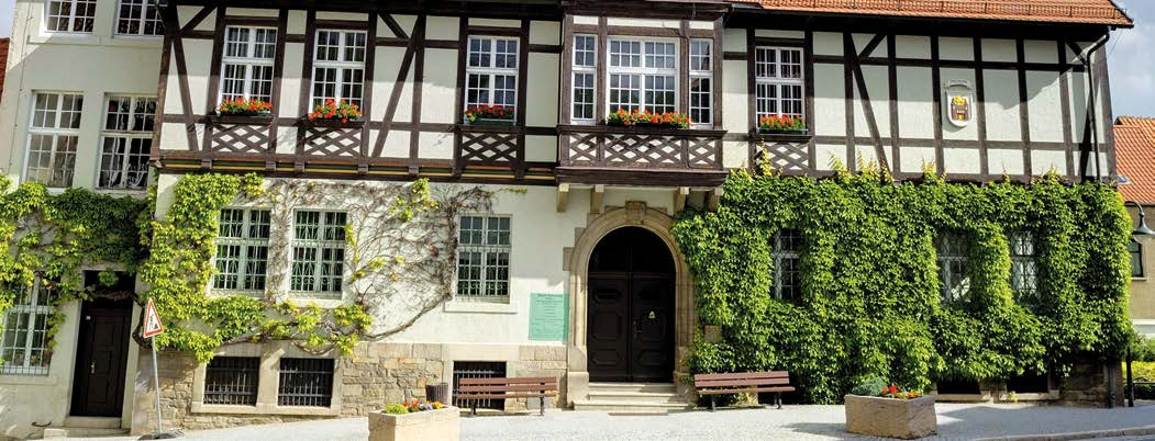 AMTLICH INFORMATIV Eheschließungen auch im historischen Rathaus des Ortsteils Stadt Gernrode möglich Rathaus Gernrode Auf der Suche nach dem passenden Rahmen für den schönsten Tag im Leben bietet die