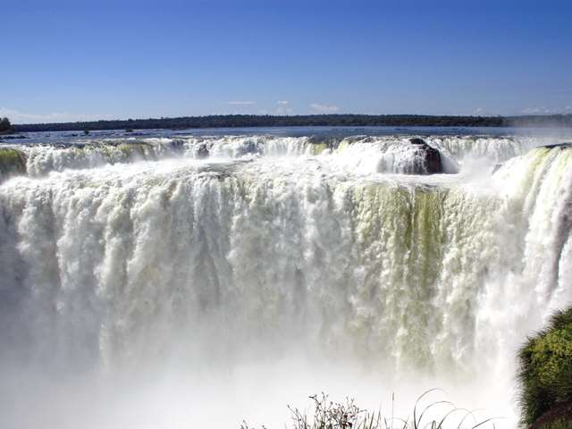 Wasserfälle & Regenwald Iguazú Iguazú s höchster Wasserfall ist ca. 82 Meter. Die Gesamtbreite aller Fälle ist ca. 1.6 km innerhalb einer Strecke von 2.7 km.