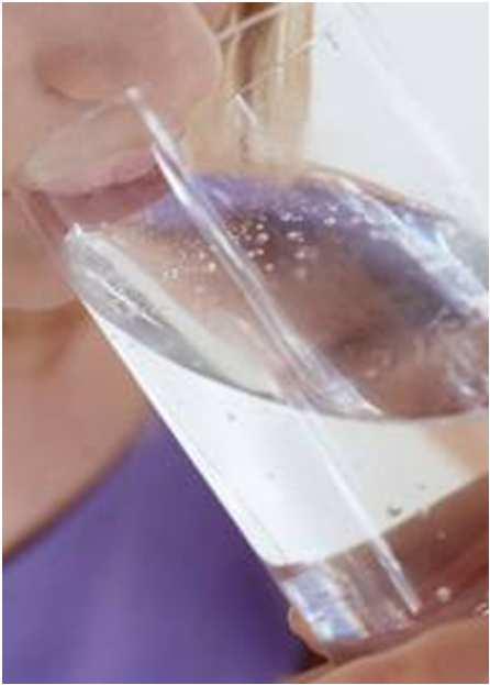 Wie wichtig es ist, Wasser zu trinken Reguliert die Körpertemperatur 75 % des Gehirns Transportiert Nährstoffe und Sauerstoff