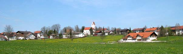 Kraft rodet das Ried = Kraftisried Die Gemeinde Kraftisried liegt an der westlichen Landkreisgrenze zum Oberallgäu und hat 740 Einwohner.