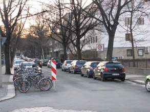 V prvom rade pre skutočne existujúce parkovacie možnosti pre cyklistov, ktoré miestami už aj nestačia.