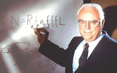 Frank Drake startete 1960 dann den ersten radio-astronomischen Versuch Projekt Ozma.