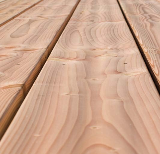 Das Holz der Terrassendiele Douglasie ist auch ohne chemische Zusätze (Dauerhaftigsklasse 3) resistent gegen Pilz- und Insektenbefall (durch die natürliche