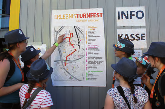 Auch Besucher können sich in der Turnfest-Geschäftsstelle über das umfangreiche Angebot informieren, Eintrittskarten kaufen und sich sogar noch vor Ort als Turnfest-Teilnehmer registrieren.