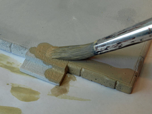 Eine wässrigen Acrylfarbbrühe dient als Schmutzlasur.