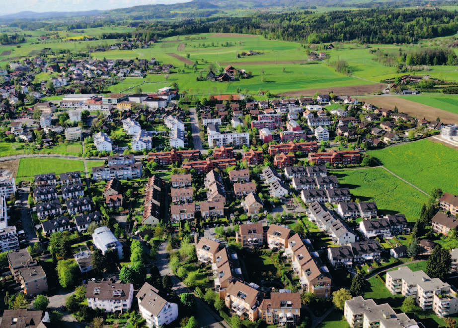 Die verdichteten Wohnüberbauungen entstanden aus Arealbebauungsplänen sind für Steinhausen typisch. Die ersten Überbauungen stammen aus dem Jahr 1966 (im Bild unten rechts).