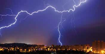 6 Überspannungsschutz Wenn die Spannung steigt Hohe Spannung Hoher Schaden Über 1,7 Mio. Blitze wurden 2011 in Deutschland gezählt.