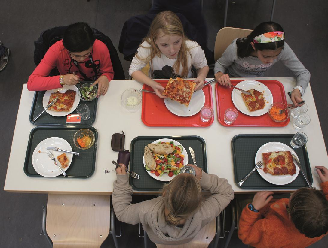 Mittagessen Essen in der eigenen Mensa auf unserem Schulgelände Gemeinschaft beim Essen durch feste