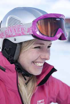 Mit dem Schneesportlehrer für den Dreh 4 Skifahren lernen ist mit Hilfe der richtigen Technik und eines erfahrenen Schneesportlehrers eine Sache von wenigen Stunden.