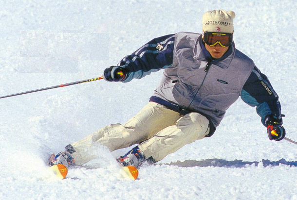 Merkmale für hochwertiges Kurven fahren Die Grundposition ist gekennzeichnet durch leichte Beugung aller Gelenke, die Ski werden