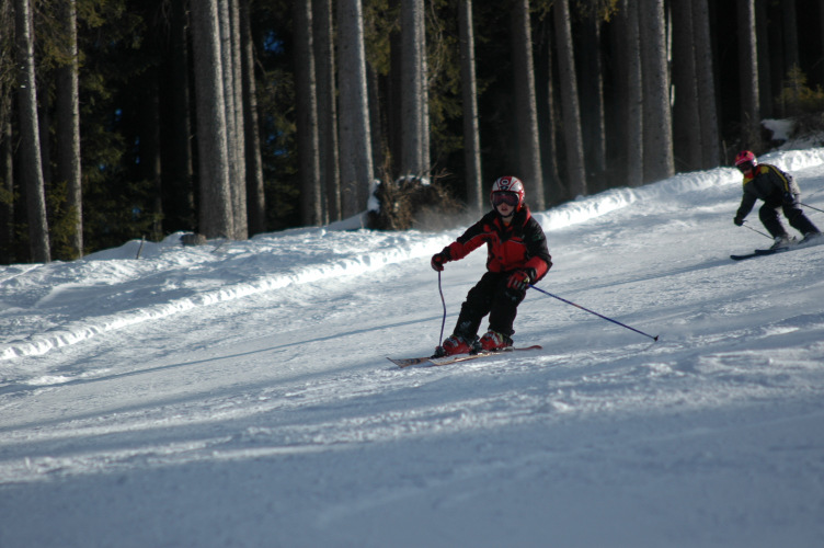 Merkmale für hochwertiges Kurven fahren Die Skienden folgen der Bahn der Skispitzen Wie und warum?