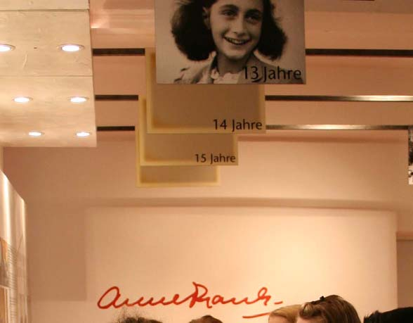 Jugendliche in der Berliner Ausstellung»Anne Frank.